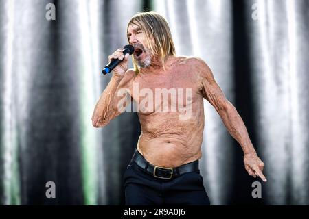 Oslo, Norwegen. 24. Juni 2023. Der amerikanische Sänger, Musiker und Rocklegende Iggy Pop führt während des norwegischen Musikfestivals Tons of Rock 2023 in Oslo ein Live-Konzert auf. (Foto: Gonzales Photo/Alamy Live News Stockfoto