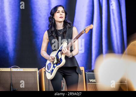 Oslo, Norwegen. 24. Juni 2023. Die Gitarrist Sarah Lipstate tritt live mit dem amerikanischen Rockstar Iggy Pop auf dem norwegischen Musikfestival Tons of Rock 2023 in Oslo auf. (Foto: Gonzales Photo/Alamy Live News Stockfoto