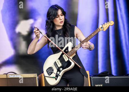 Oslo, Norwegen. 24. Juni 2023. Die Gitarrist Sarah Lipstate tritt live mit dem amerikanischen Rockstar Iggy Pop auf dem norwegischen Musikfestival Tons of Rock 2023 in Oslo auf. (Foto: Gonzales Photo/Alamy Live News Stockfoto