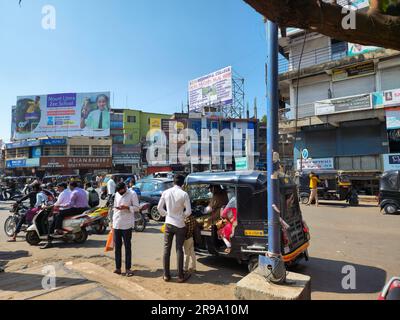 Eine alltägliche Straßenszene des belebten Indiens Stockfoto