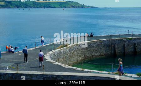 Plymouth, Devon, England - 6 2022. Juli: Besucher, die Freizeit im Plymouth Sound verbringen, baden im kühlen blauen Meer und spazieren entlang der Hafenmauer Stockfoto