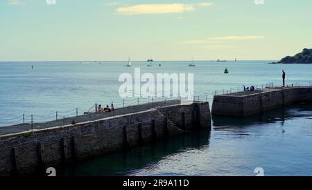 Plymouth, Devon, England - 6 2022. Juli: Besucher, die Freizeit im Plymouth Sound verbringen, baden im kühlen blauen Meer und spazieren entlang der Hafenmauer Stockfoto