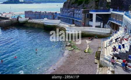 Plymouth, Devon, England - 6 2022. Juli: Besucher, die Freizeit im Plymouth Sound verbringen, baden im kühlen blauen Meer und spazieren entlang der Hafenmauer Stockfoto