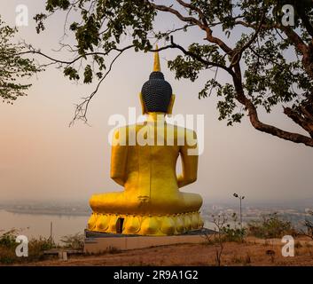 Goldener Buddha mit Blick auf Pakse bei Sonnenuntergang. Wat Phousalao. Laos Stockfoto