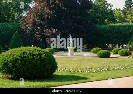 Podebrady, Tschechische Republik - 12. Juni 2023 - Leda mit Schwan und Parkpromenade, Kurort Podebrady Stockfoto