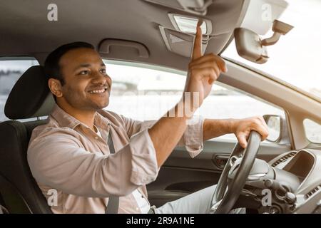 Seitenansicht Des Arabic Guy, Der Auto Fährt Und Tasten Drückt Stockfoto