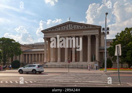 Budapest, Ungarn - Juni 21 2018: Das Museum der Schönen Künste (Ungarisch: Szépművészeti Múzeum) ist ein Museum auf dem Heldenplatz gegenüber dem Kunstpalast. Stockfoto