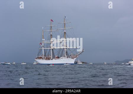 Lindesnes, Norwegen - August 07 2021: Ankunft des Segelübungsschiffs Statsraad Lehmkuhl in Båly. Stockfoto