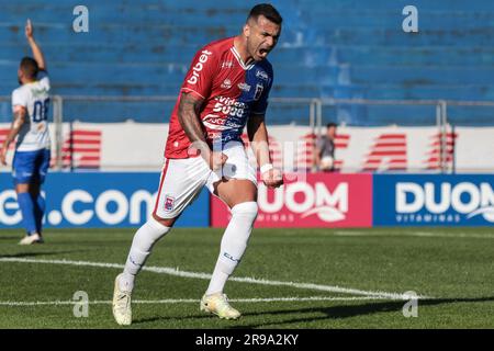 Curitiba, Brasilien. 25. Juni 2023. PR - CURITIBA - 06/25/2023 - PARANAENSE B 2023, PARANA CLUBE X PATRIOTAS - Liliu Parana Clube Spieler feiert sein Tor während eines Spiels gegen Patriotas im Durival de Britto Stadion für die Paranaense B 2023 Meisterschaft. Foto: Robson Mafra/AGIF/Sipa USA Guthaben: SIPA USA/Alamy Live News Stockfoto