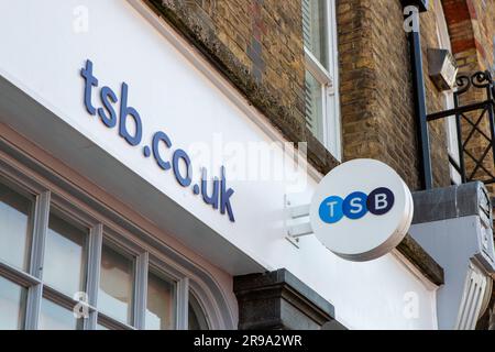 London, Großbritannien. 25. Juni 2023. Allgemeine Ansicht der TSB Bank in Clapham, Central London. (Kreditbild: © Pietro Recchia/SOPA Images via ZUMA Press Wire) NUR REDAKTIONELLE VERWENDUNG! Nicht für den kommerziellen GEBRAUCH! Stockfoto