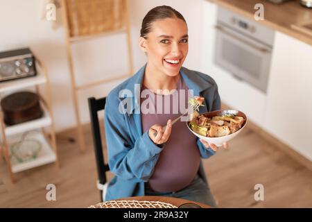 Eine Frau ihre Schwangerschaft Cravings Befriedigung Stockfotografie - Alamy