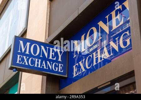 London, Großbritannien. 25. Juni 2023. Geldwechsel-Schild im Zentrum von London (Credit Image: © Pietro Recchia/SOPA Images via ZUMA Press Wire) NUR REDAKTIONELLE VERWENDUNG! Nicht für den kommerziellen GEBRAUCH! Stockfoto