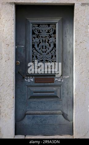 Alte verwitterte Tür in Alfama, Lissabon, Portugal Stockfoto