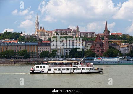 Budapest, Ungarn - Juni 21 2018: Bootsfahrt vor dem kalvinistischen Tempel von Szilágyi Dezső ter (Református téri Szilágyi Dezső Templom), Matthias CH Stockfoto