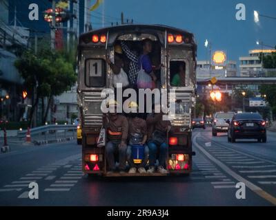 Bangkok, Thailand. 25. Mai 2023. Bei Tagesanbruch werden asiatische Arbeiter per Lkw zu ihrem Arbeitsplatz auf der Ratchadaphisek Road gefahren, einer Hauptstraße in Bangkok. Thailands Arbeitsmarkt steht vor mehreren Herausforderungen, darunter niedrige Einkommen führen zu Haushaltsverschuldung, sinkende Erwerbsbeteiligung, langsame Verlagerung von Arbeitsplätzen aus der Landwirtschaft und hohe informelle Raten, die die neue Regierung versprochen hat, um diese seit langem bestehenden Ungleichheitsprobleme zu beheben. (Kreditbild: © Nathalie Jamois/SOPA Images via ZUMA Press Wire) NUR REDAKTIONELLE VERWENDUNG! Nicht für den kommerziellen GEBRAUCH! Stockfoto