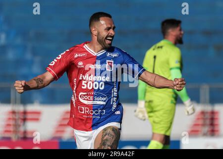 Curitiba, Brasilien. 25. Juni 2023. PR - CURITIBA - 06/25/2023 - PARANAENSE B 2023, PARANA CLUBE X PATRIOTAS - Joao Gabriel Spieler von Parana Clube feiert sein Tor während eines Spiels gegen Patriotas im Durival de Britto Stadion für die Paranaense B 2023 Meisterschaft. Foto: Robson Mafra/AGIF/Sipa USA Guthaben: SIPA USA/Alamy Live News Stockfoto