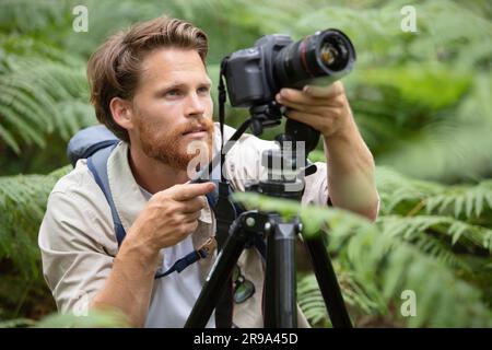 Fotograf, der ein Stativ verwendet, um Fotos zu machen Stockfoto