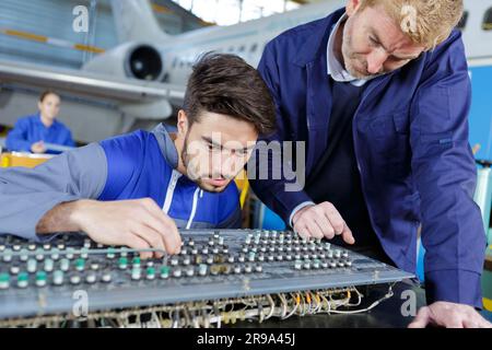 Mechaniker und Flugingenieur haben eine Diskussion Stockfoto