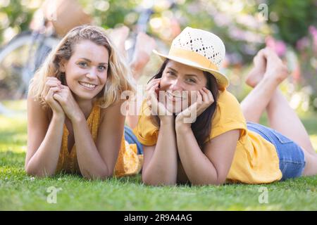 Zwei beste Freunde, die auf dem grünen Gras liegen Stockfoto