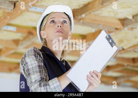 Eine Frau, die auf einem Klemmbrett schreibt Stockfoto