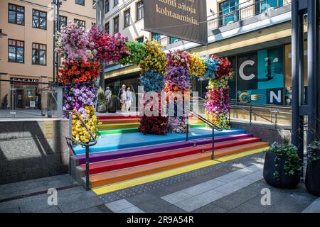 Regenbogenfarbene Treppe zur Feier des Pride Month im Citykäytävä in Helsinki, Finnland Stockfoto