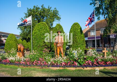 100-jähriges Jubiläum der WWI-Gedenkplantage und Kriegsdenkmal umgeben von einem Blumengarten im Sommer in Rustington, West Sussex, England, Großbritannien Stockfoto