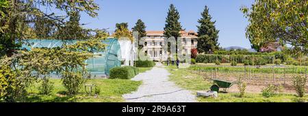 Thessaloniki, Griechenland - 28. April 2023: Pädagogischer Gemüsegarten und Grünhäuser an der American Farm School in Thessaloniki Zentralmakedonien in Griechenland Stockfoto