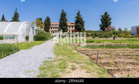 Thessaloniki, Griechenland - 28. April 2023: Pädagogischer Gemüsegarten und Grünhäuser an der American Farm School in Thessaloniki Zentralmakedonien in Griechenland Stockfoto