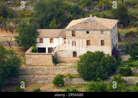 Ein traditionelles mediterranes Bauernhaus aus altem Stein, genannt Masia in der Landschaft von Tárbena (Marina Baixa, Alicante, Valencian Community, Spanien) Stockfoto