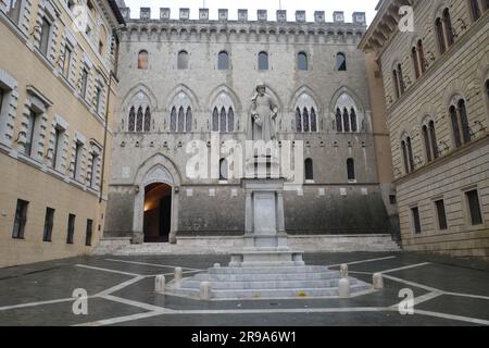 Siena, Italien - 22. November 2022: Piazza Salimbeni, Banca Monte dei Paschi di Siena und der Bundesstaat Sallustio Bandini Stockfoto