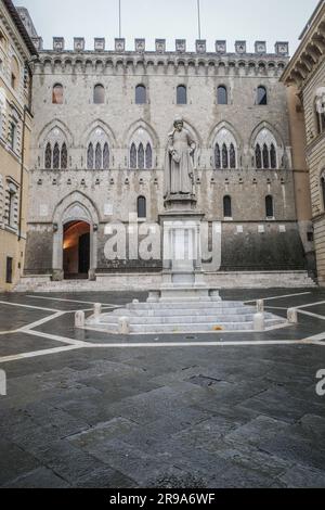 Siena, Italien - 22. November 2022: Piazza Salimbeni, Banca Monte dei Paschi di Siena und der Bundesstaat Sallustio Bandini Stockfoto