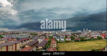 Panorama Arcus Wolkenphänomen, die Sturmwolken bei Sonnenuntergang im Juni Stockfoto