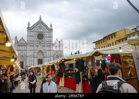 Florenz, Italien - 22. November 2022: Weihnachtsmarkt auf der Piazza Santa Croce und Basilica di Santa Croce di Firenze Stockfoto