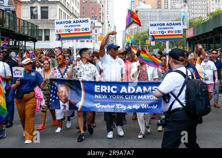 Bürgermeister Eric Adams während des jährlichen Pride March am 25. Juni 2023 in New York City. Heritage of Pride organisiert die Veranstaltung und unterstützt Gleichberechtigung für verschiedene Gemeinschaften ohne Diskriminierung. Kredit: Brazil Photo Press/Alamy Live News Stockfoto