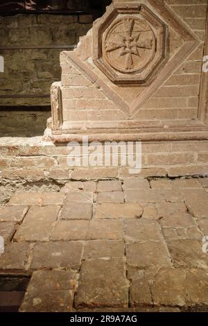 Florenz, Italien - 22. November 2022: Gräber in der Krypta des Duomo Cattedrale Santa Maria del Fiore Stockfoto