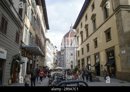 Florenz, Italien - 22. November 2022: Straßenblick auf die Kathedrale Santa Maria in Florenz Stockfoto