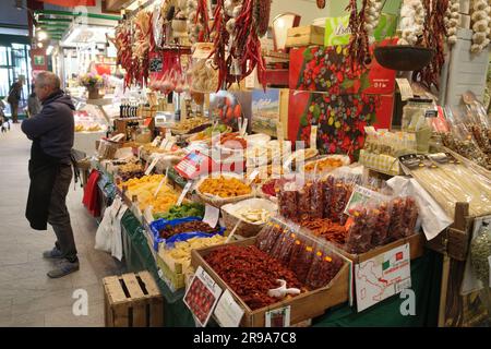 Florenz, Italien - 22. November 2022: Lokale Produkte werden auf dem Mercato Centrale-Markt verkauft Stockfoto