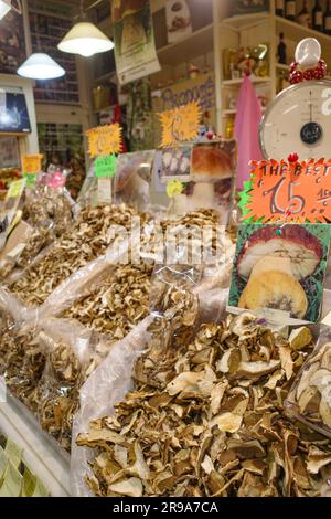 Florenz, Italien - 22. November 2022: Frische Porcini-Pilze im Angebot auf dem Mercato Centrale-Markt Stockfoto