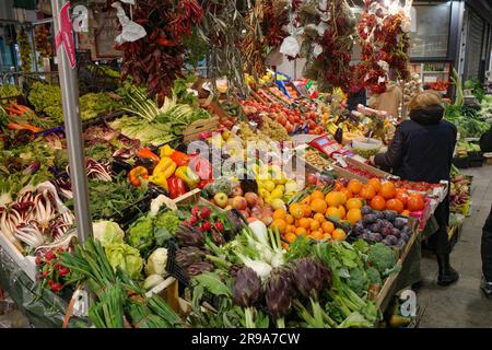 Florenz, Italien - 22. November 2022: Lokale Produkte werden auf dem Mercato Centrale-Markt verkauft Stockfoto