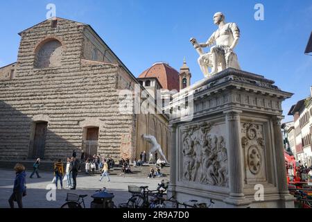 Florenz, Italien - 22. November 2022: Basilika San Lorenzo und Statue von Giovanni de Medici Stockfoto