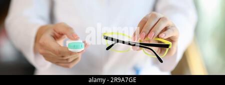 Ärztin mit Brille und Kontaktlinsenhülle Stockfoto