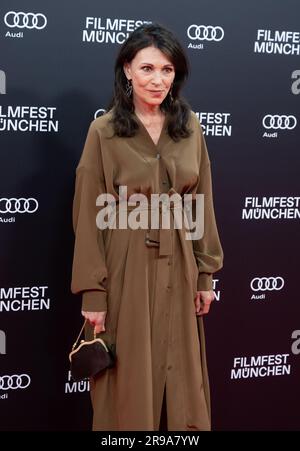 München, Deutschland. 23. Juni 2023. Iris Berben, Schauspielerin, kommt zur Eröffnung des Münchner Filmfestivals im Gasteig HP8 an. Das Filmfestival wird dieses Jahr mit dem Film „die persische Version“ eröffnet und zeigt bis 01.07.2023 Filme aus der ganzen Welt. Kredit: Sven Hoppe/dpa/Alamy Live News Stockfoto