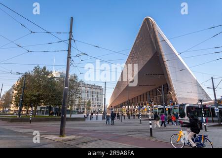 Rotterdam, Niederlande - 9. Oktober 2021: Außenansicht des Rotterdamer Hauptbahnhofs, dem Hauptbahnhof der Stadt Rotterdam in Süd-Holl Stockfoto