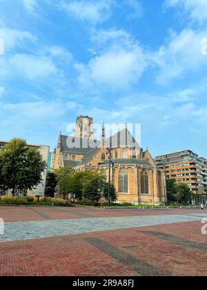 Rotterdam, Niederlande - 10. Oktober 2021: Außenansicht der Grote von Sint-Laurenskerk, eine protestantische Kirche und das einzige Überbleibsel des mittelalterlichen CI Stockfoto