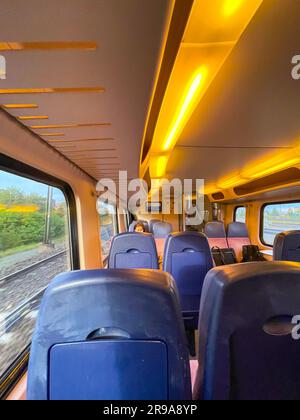 Amsterdam, Niederlande - 13. Oktober 2021: In einem Sprinter-Zug, der Passagiere zwischen den niederländischen Städten und einigen Nachbarländern befördert Stockfoto