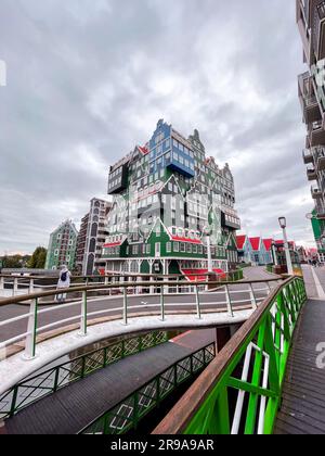 Zaandam, Niederlande - 13. Oktober 2021: Außenansicht des Inntel Hotels in Zaandam. Die markante Fassade enthält fast 70 Zaans-Hausstylle Stockfoto