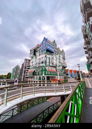 Zaandam, Niederlande - 13. Oktober 2021: Außenansicht des Inntel Hotels in Zaandam. Die markante Fassade enthält fast 70 Zaans-Hausstylle Stockfoto