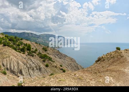 Blick auf die Küste zum Kap Aya vom Wanderweg auf der Klippe bei Balaklava in Sewastopol, Krim. Stockfoto