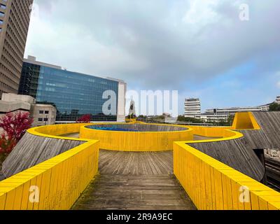 Rotterdam, Niederlande - 10. Oktober 2021: Der Luchsingel ist eine gelb gestrichene Holzfußbrücke in Rotterdam. Stockfoto