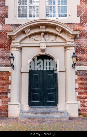 Amsterdam, NL - 10. Okt 2021: Typisch holländische Architektur, eine Tür in Amsterdam, Niederlande. Stockfoto